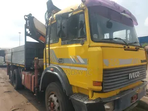 12tons Self Loader Hiab Iveco Eight Tyres Truck Superb Engin