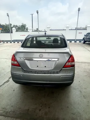 Nissan Versa 2005 Gray