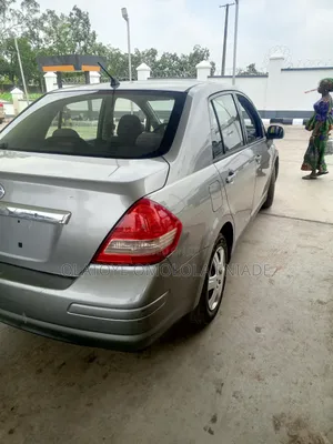 Nissan Versa 2005 Gray