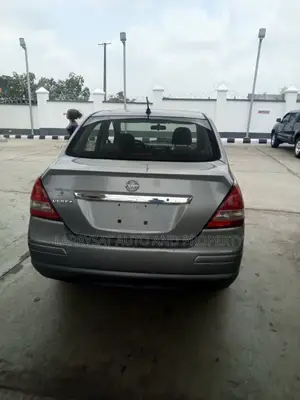 Nissan Versa 2005 Gray
