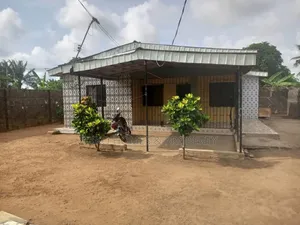 3bedroom Bungalow +2shops Fo