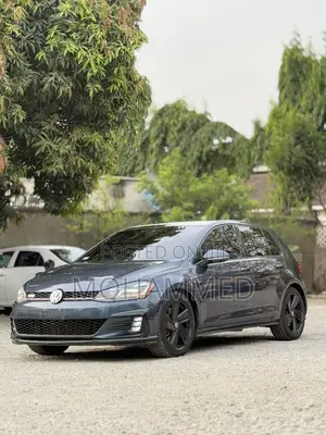 Photo - Volkswagen Golf 2018 Gray