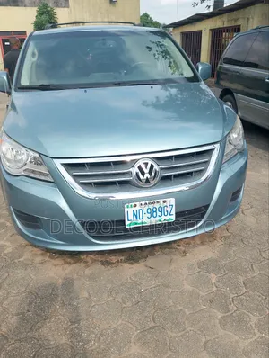 Photo - Volkswagen Routan SE 2009 Blue