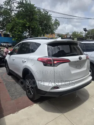 Toyota RAV4 LE 4dr SUV (2.5L 4cyl 6A) 2018 Off white