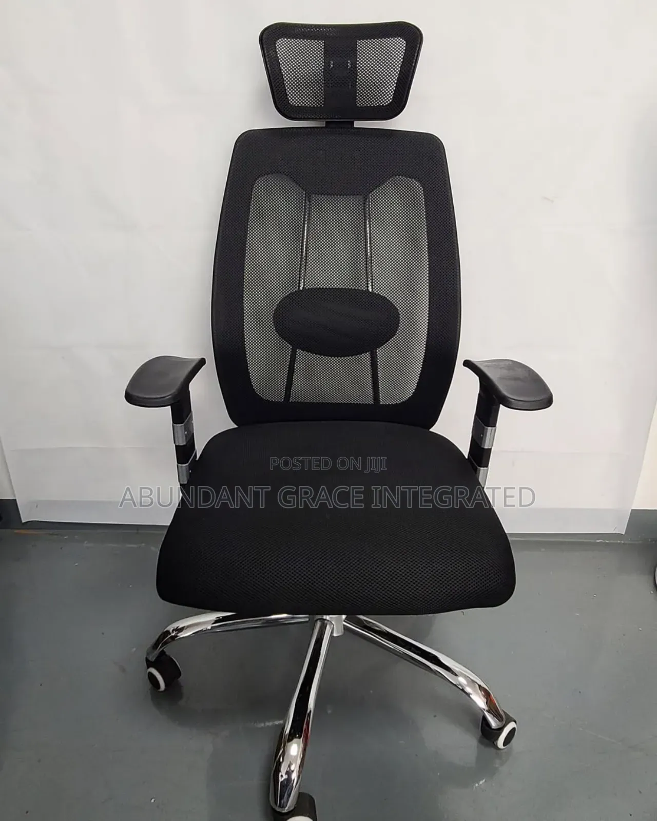 Office Chair With Adjustable Hand.