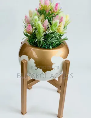Vines Flower Potted With 25cm Round Ball Fiberglasspot