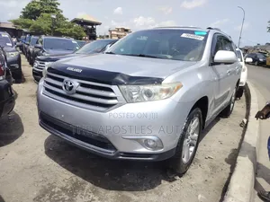 Toyota Highlander Plus 2.7L 2WD 2013 Silver