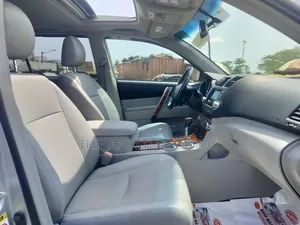 Toyota Highlander Plus 2.7L 2WD 2013 Silver
