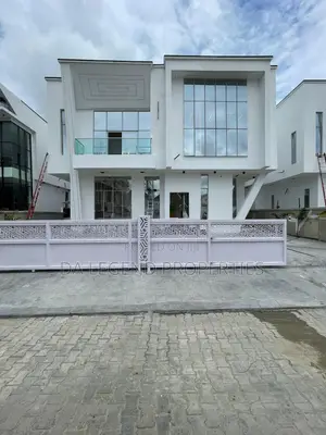 5bdrm Duplex in Chevron for sale