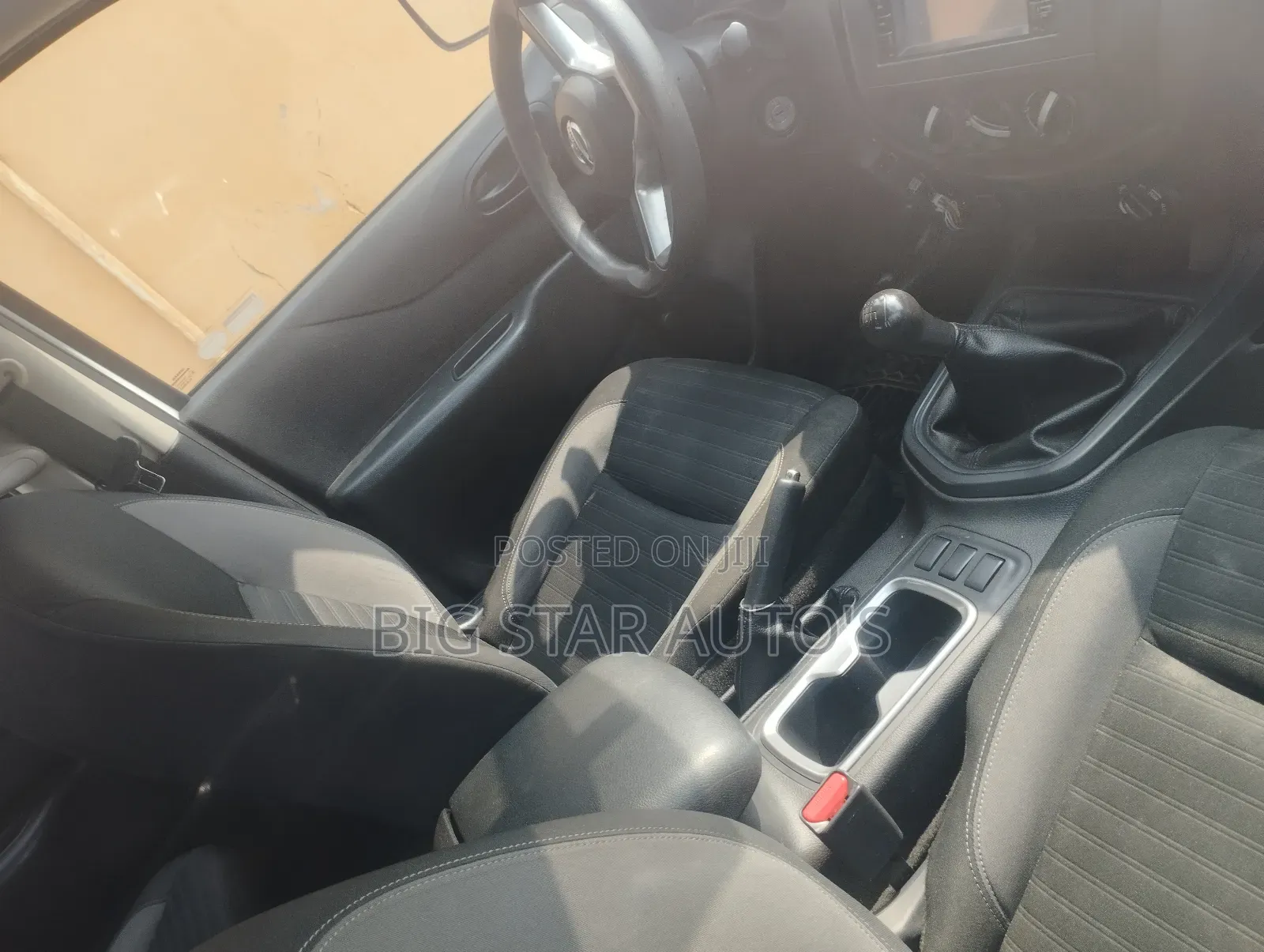 Nissan Navara 2022 White