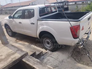 Nissan Navara 2022 White