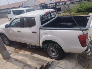 Nissan Navara 2022 White