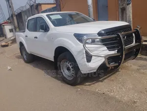 Nissan Navara 2022 White