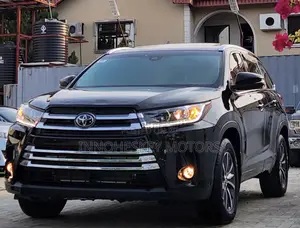 Toyota Highlander XLE 4x4 V6 (3.5L 6cyl 8A) 2018 Black