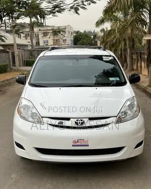 Photo - Toyota Sienna 2008 White