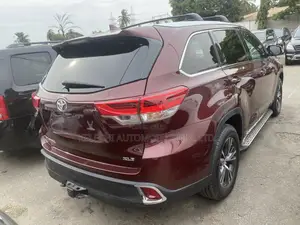 Toyota Highlander XLE V6 4x4 (3.5L 6cyl 6A) 2016 Red
