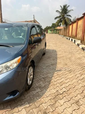 Toyota Sienna LE 7-Passenger Mobility 4dr Minivan (3.5L 6cyl 6A) 2014