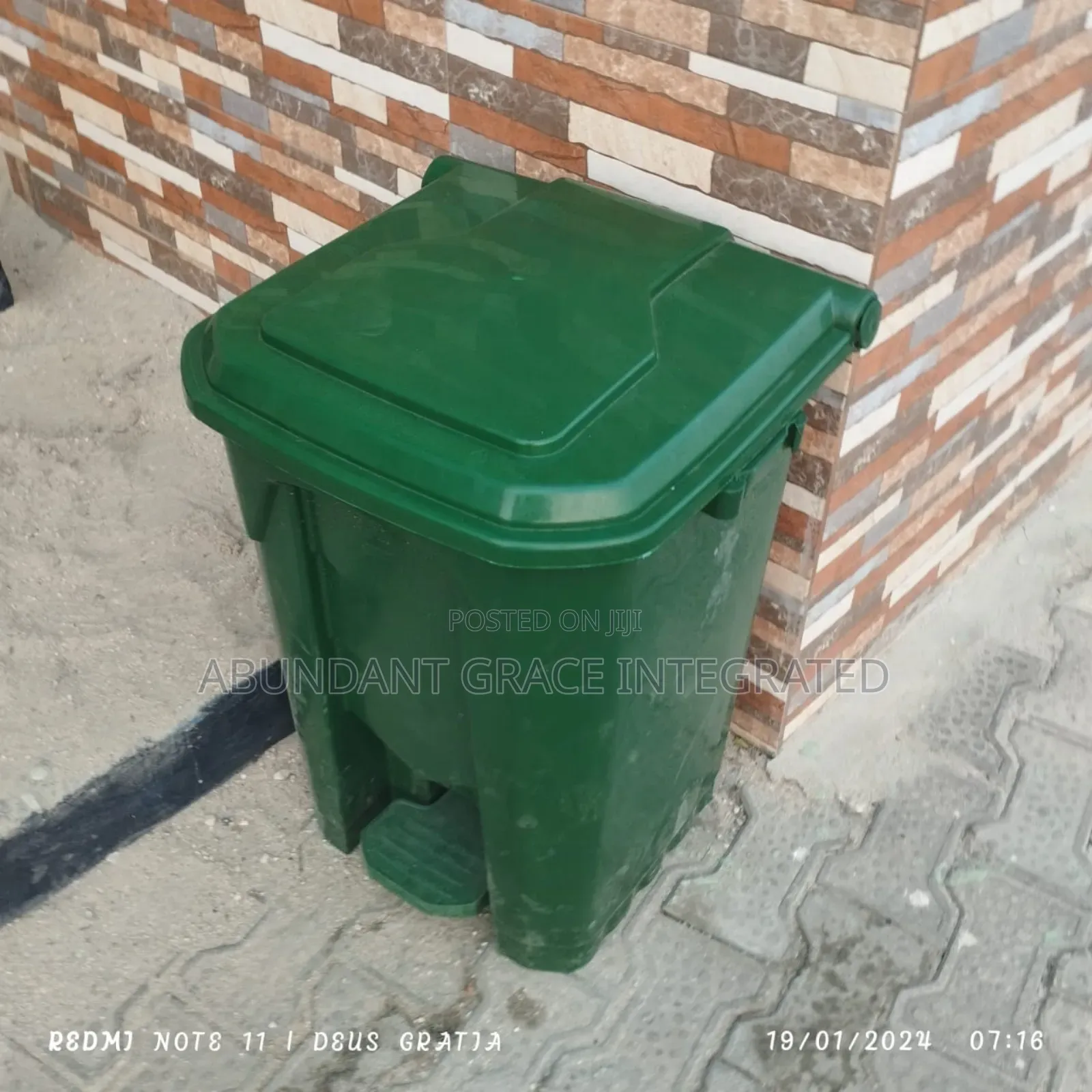 60 Litres Trash Bin .