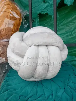 Quality Fibre Throw Pillowa