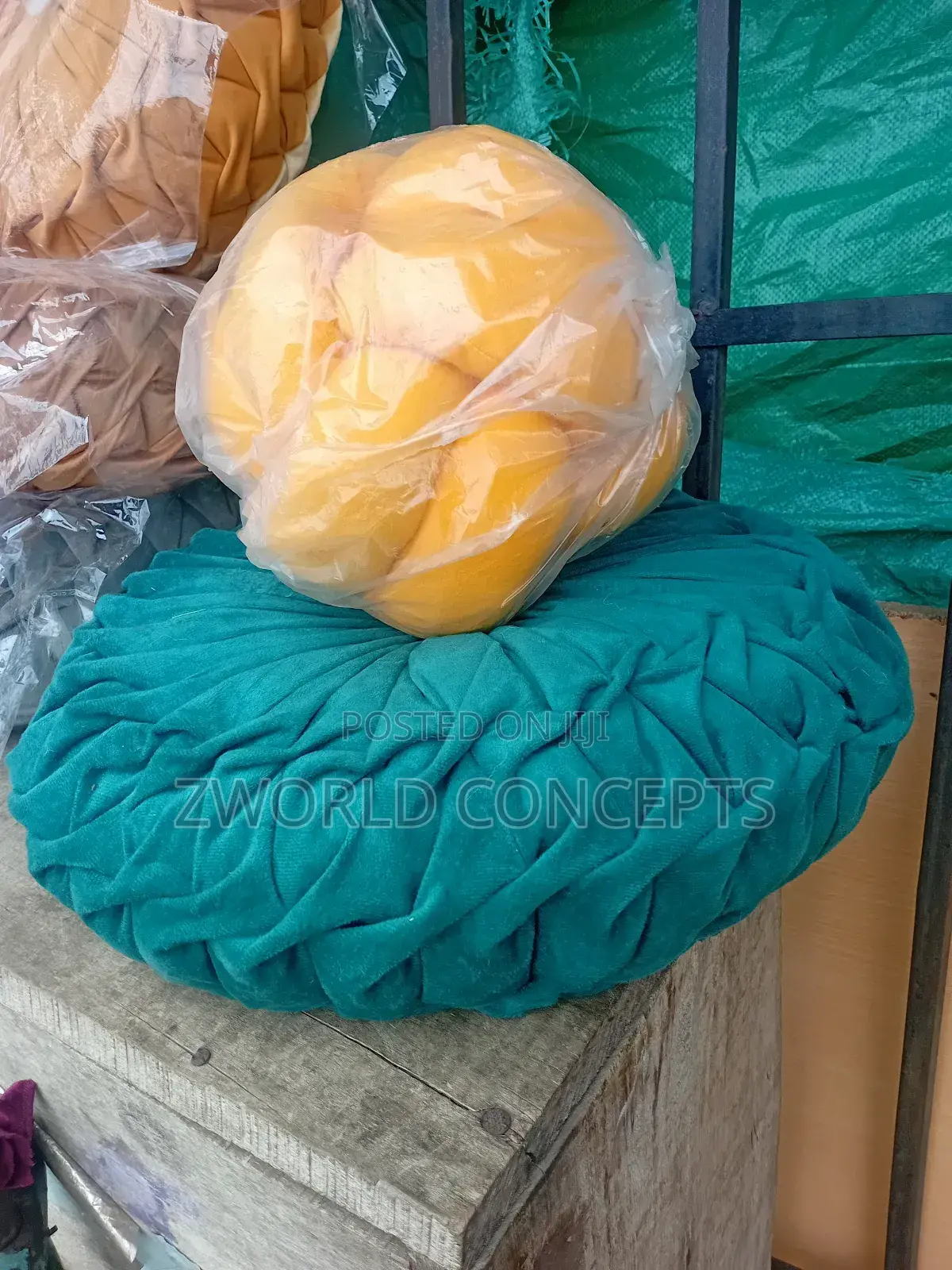 Quality Fibre Throw Pillowa