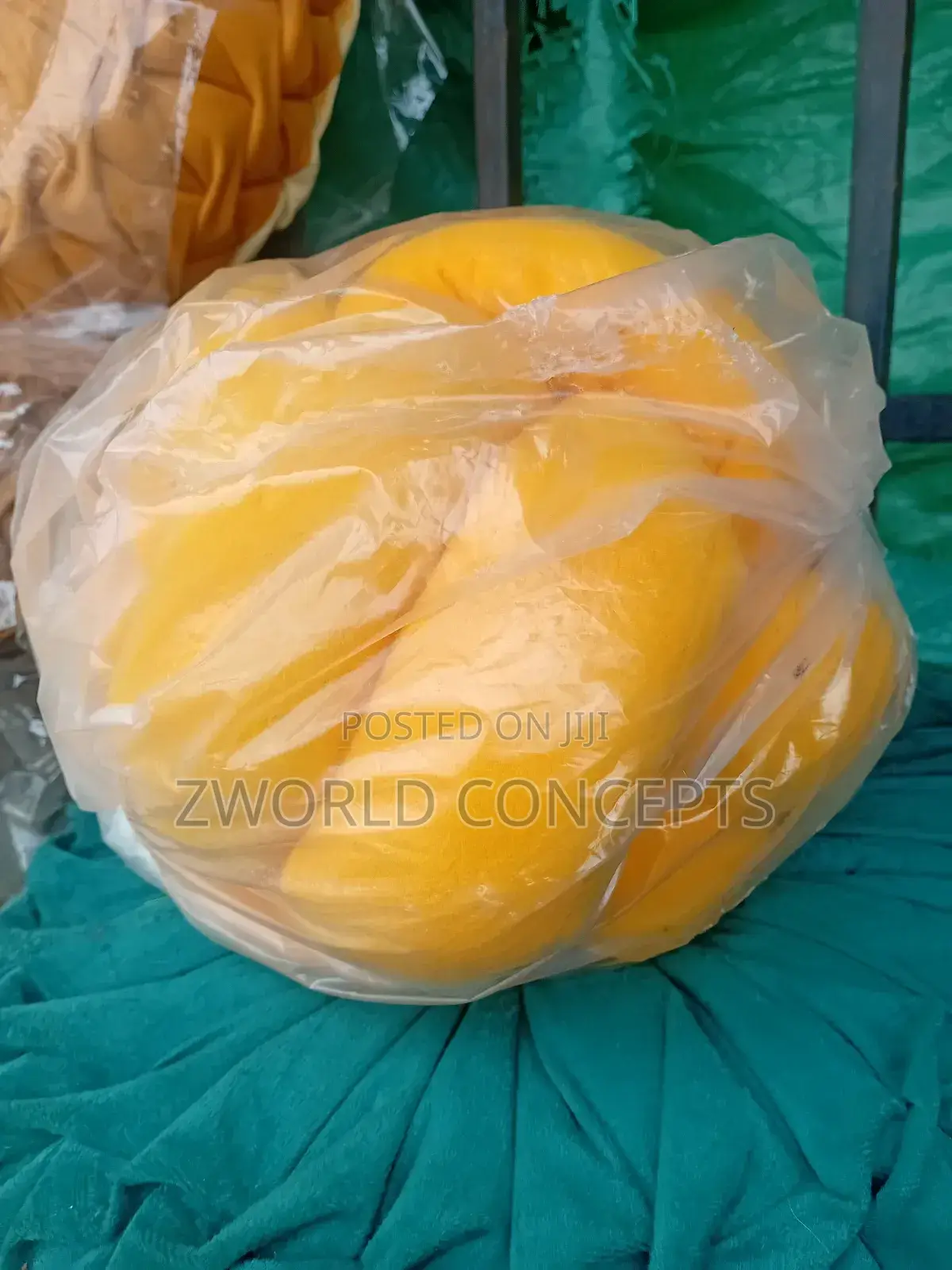 Quality Fibre Throw Pillowa