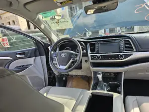 Toyota Highlander XLE 4x4 V6 (3.5L 6cyl 8A) 2018 Black