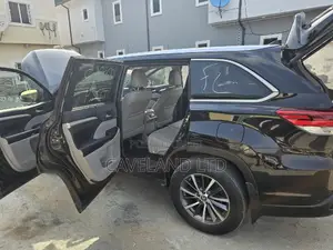 Toyota Highlander XLE 4x4 V6 (3.5L 6cyl 8A) 2018 Black