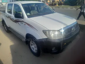Toyota Hilux 2.5 D-4D 4X4 SRX 2011 White