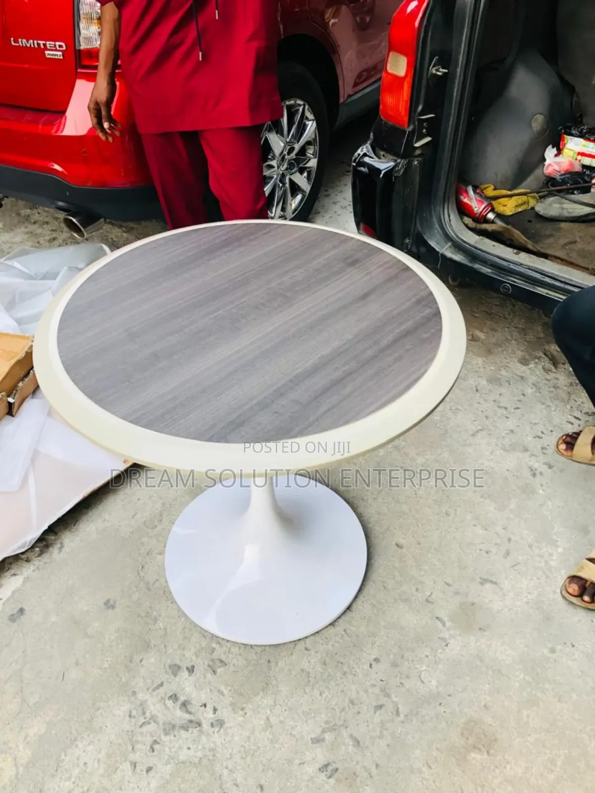 Round Banquet Table