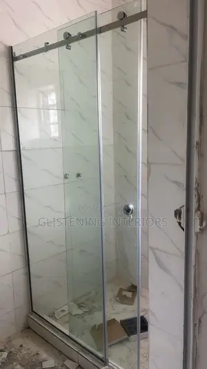 Sliding Shower Cubicle With Silver Accessories