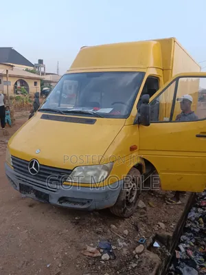 Photo - Mercedes-Benz T2 2014 Yellow