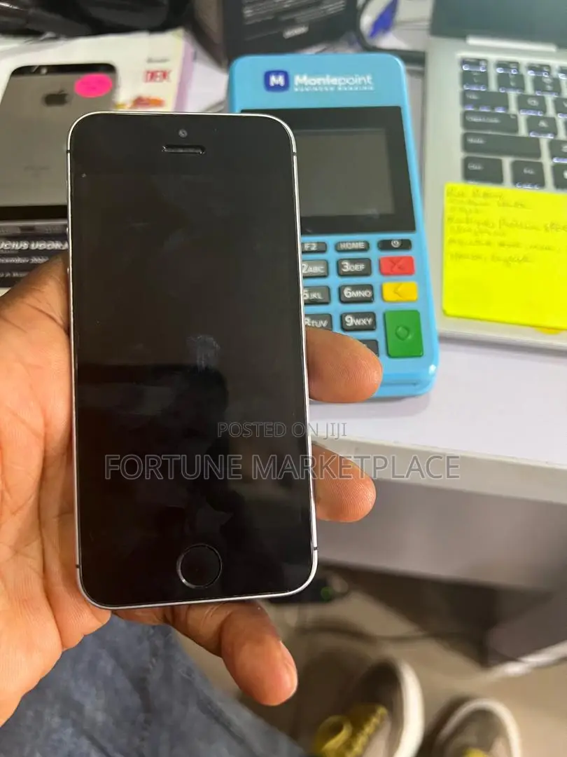 Apple iPhone SE 64 GB Gray