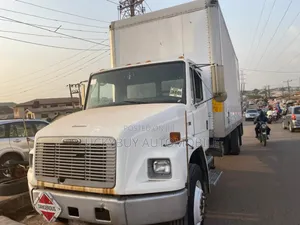 Freightliner 6 Tires Container Body