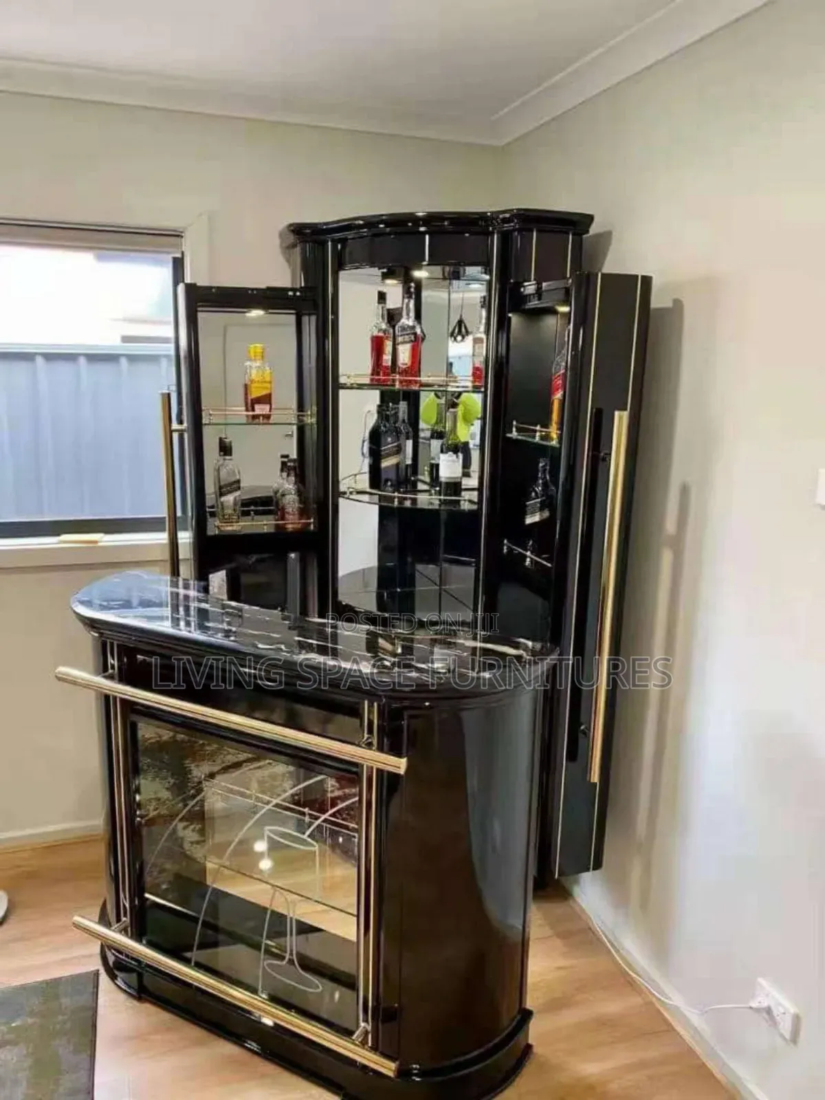 Royal Wine Bar With Front Canter