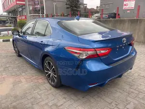 Toyota Camry SE (2.5L 4cyl 8A) 2019 Blue