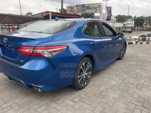 Toyota Camry SE (2.5L 4cyl 8A) 2019 Blue