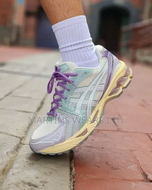 Photo - Asics Sneaker in Colors