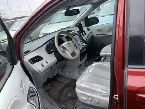 Toyota Sienna 2012 Red