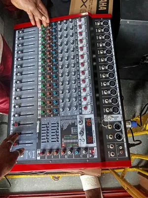 Yamaha Powered Mixer 12 Channels