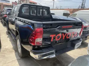 Toyota Hilux SR 4x4 2018 Black