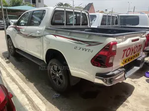 Toyota Hilux 2023 White