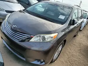 Photo - Toyota Sienna XLE 7-Passenger 4dr Minivan AWD (3.5L 6cyl 6A) 2014