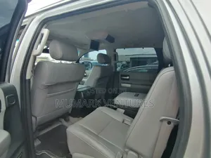 Toyota Sequoia Platinum 4dr SUV 4WD (5.7L 8cyl 6A) 2009 Silver