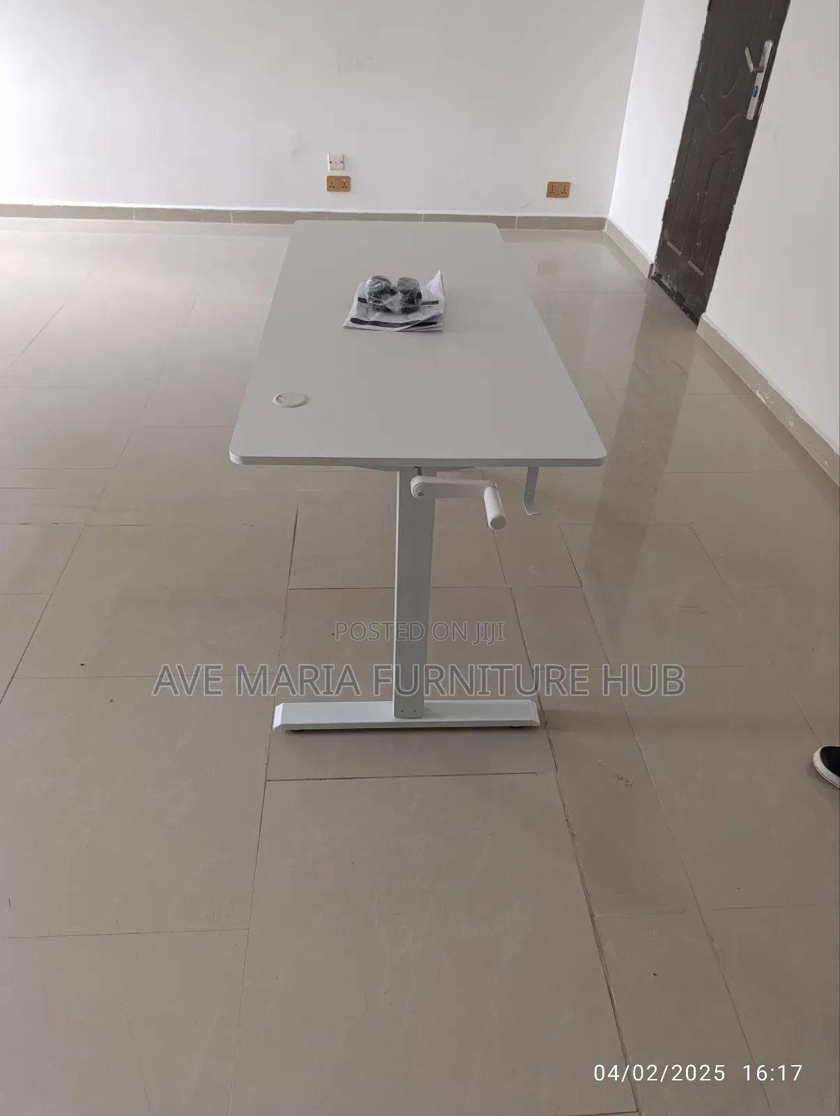 Manual Adjustable Height Desk.
