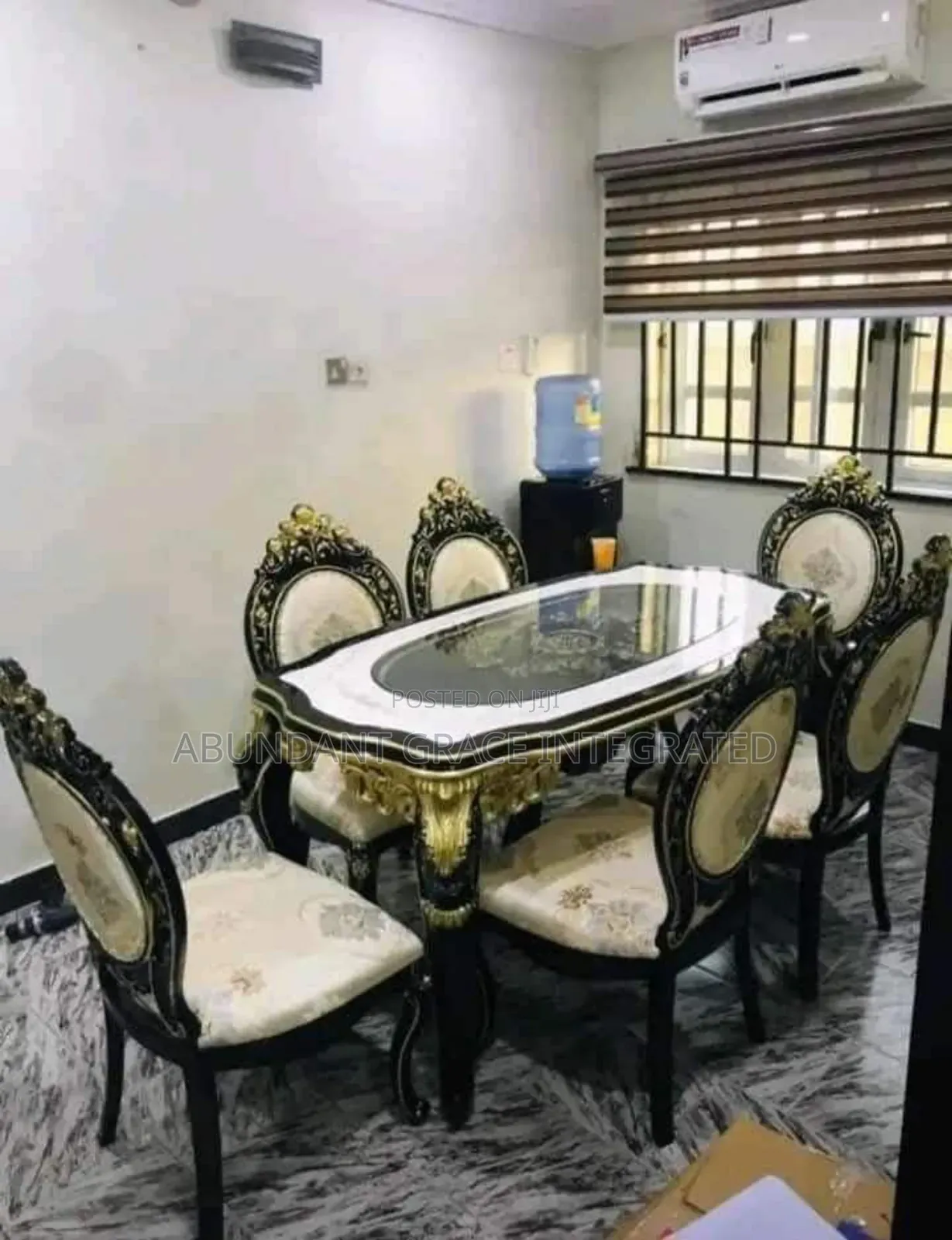 Executive Royal Dinning for 6 People.