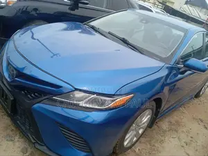 Toyota Camry SE FWD (2.5L 4cyl 8AM) 2018 Blue