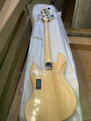 Quality Squire by Fender Five Strings Jazz Bass