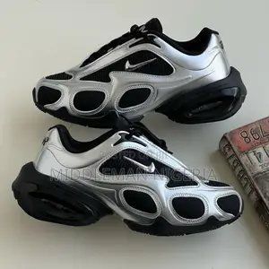 Nike Airmax Muse Sneakers
