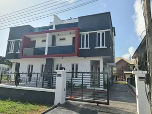5bdrm Duplex in Chevron for sale