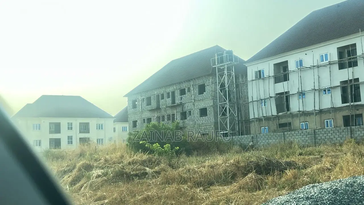 3bdrm Block of Flats in Lugbe District for sale